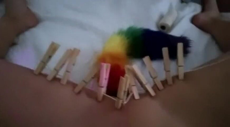 SexHackMe: Hukuman orgasme dari pelangi foxtail butplug dan pin baju zipline