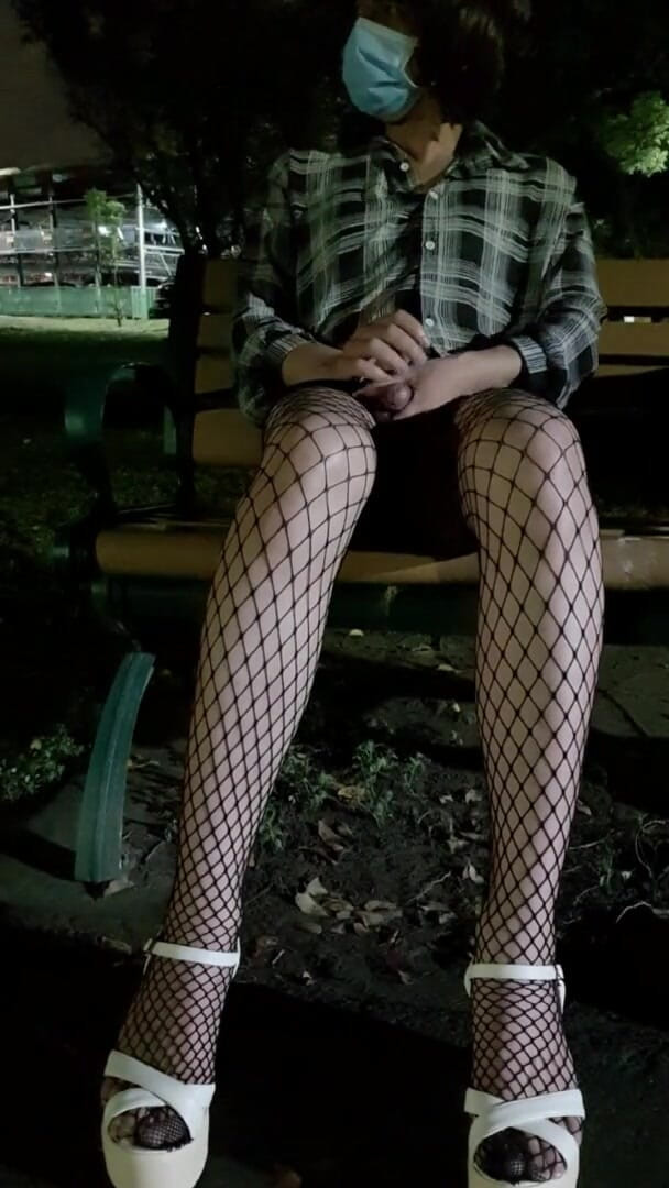 Taiwancdgirl: Travesti al aire libre, masturbación con semen en medias de...