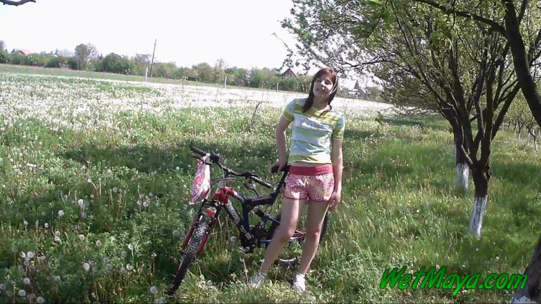 Wet Maya: 自転車でおしっこ