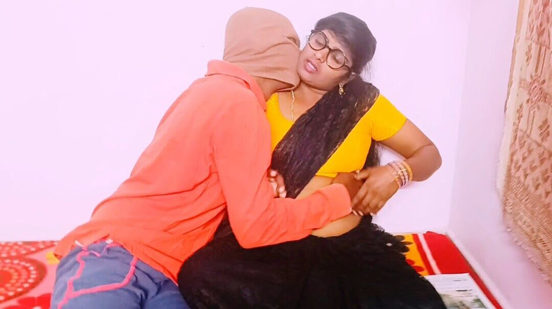 Telugu honey lips: Un demi-frère desi essaye de baiser sa demi-sœur telugu, dirty...