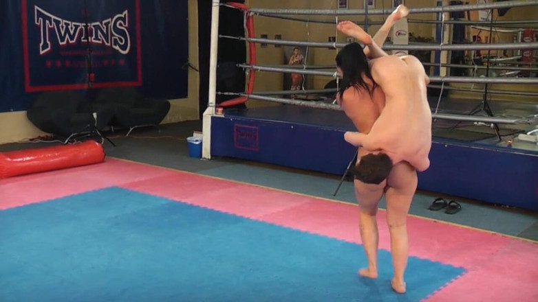 European Lift and Carry Club: Une bombasse musclée sexy aime la domination