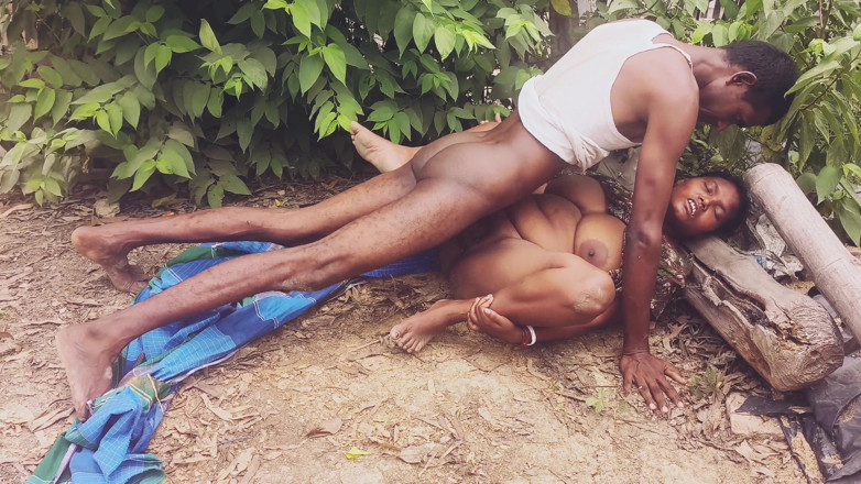 Sexyrani327: Tante seksi india lagi asik ngentot pantat bahenolnya di luar...
