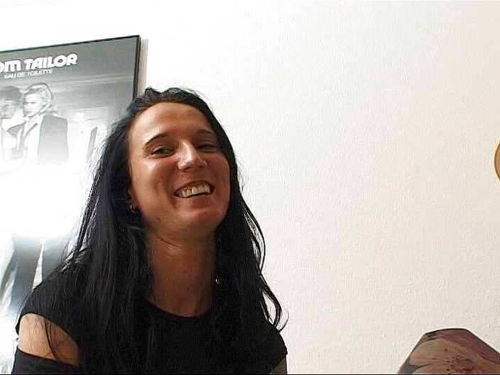 German Classic Porn videos: Une belle-mère aux cheveux corbeau dans sa première audition