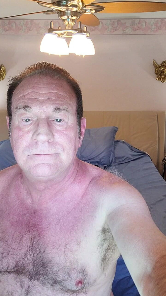 DaddyLNargo: Tati se mângâie și ejaculează