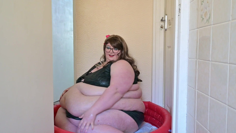 SSBBWLadyBrads: Incroyablement grosse dans la pataugeoire de lait