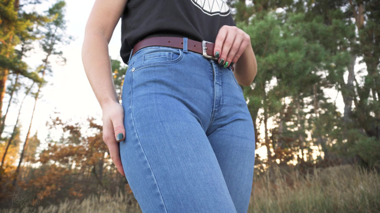 Teasecombo 4K: Une demi-sœur taquine la chatte de Cameltoe dans un jean...