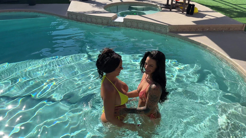Evelin Stone: Kiki evelin è pronto ad assumere una piscina sudata dove scopa...