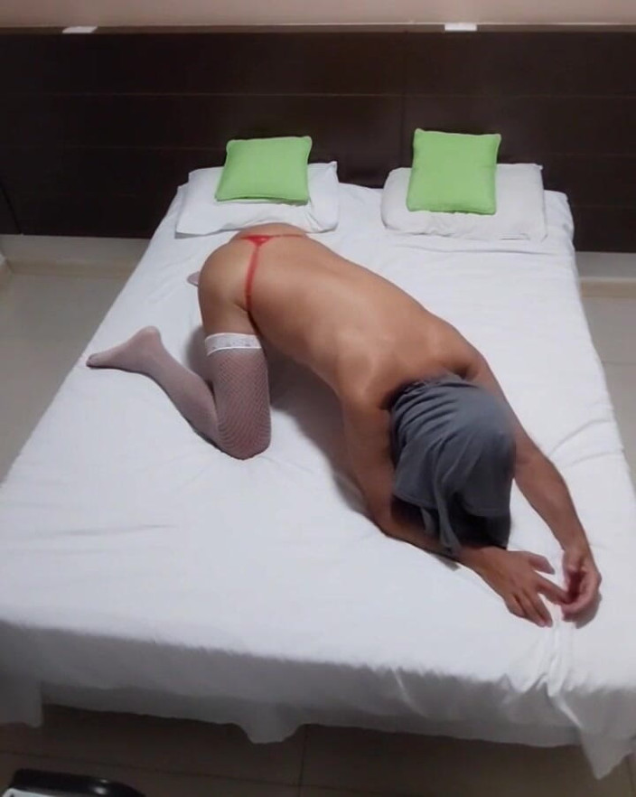 Ladysilvas: Ladysilva de calcinha na cama exibindo sua bunda gostosa