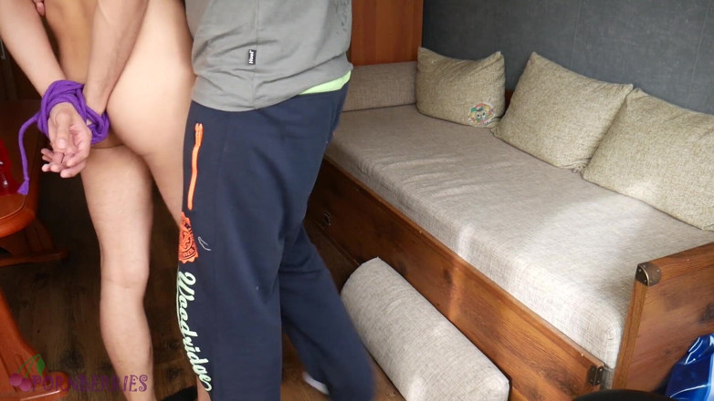 Ethan Alex: Tânăr convins să călărească un vibrator și este futut fără prezervativ
