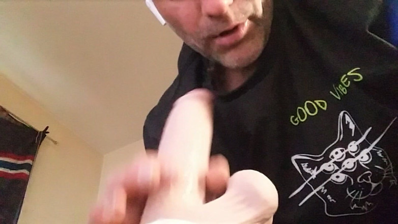 subjohn: Une grosse bite en caoutchouc s'amuse