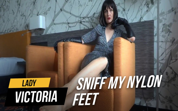 Lady Victoria Valente: En primer plano - huele mis pies cursis de nylon y...