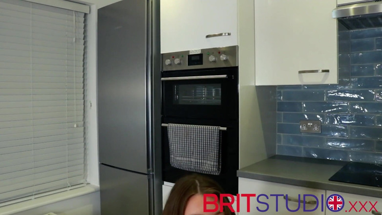 Brit Studio: 英国 18 岁奥利维亚欢迎你下班回家