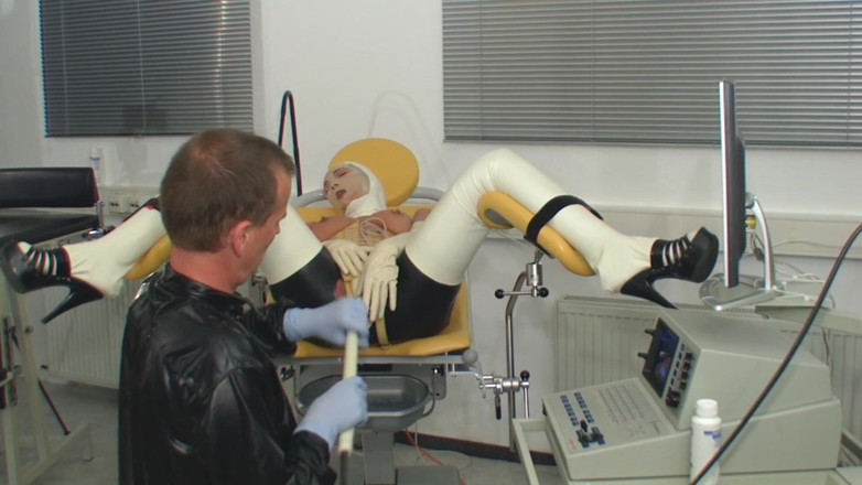 Rubber & Clinic Studio - 1ATOYS: Gek ultrageluid anaal onderzoek in rubber
