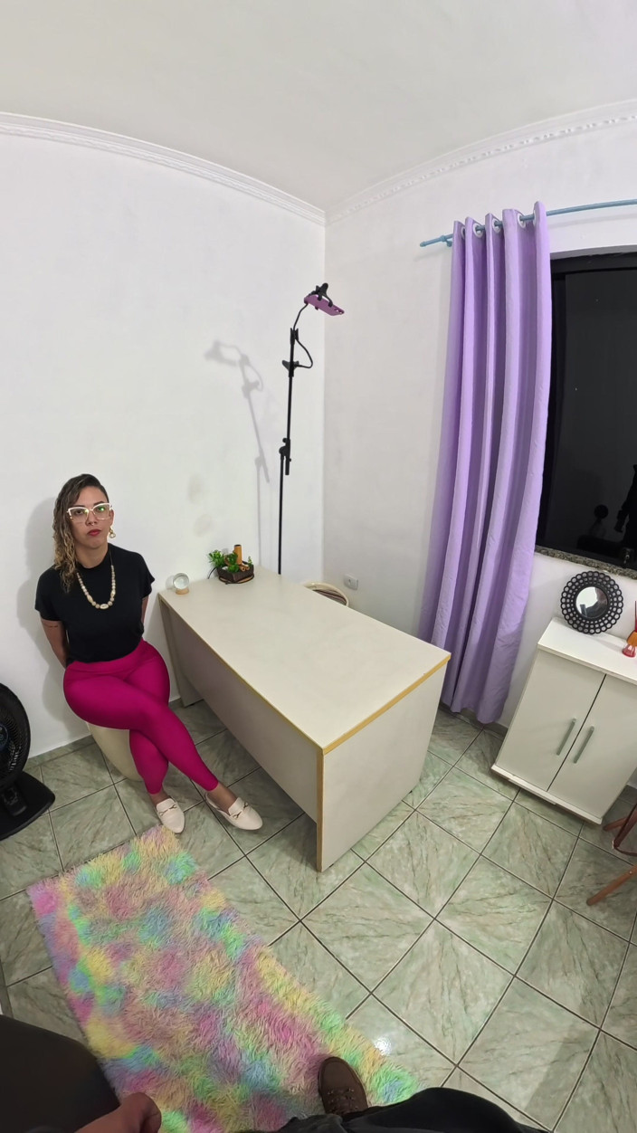 Victor SweetCoupleStories: Lepiej poddać się kaprysom urzędnika imigracyjnego niż być aresztowany.