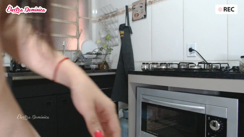 Curious Electra: Une femme de ménage nue nettoie la cuisine