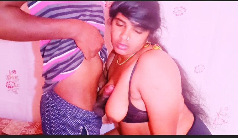 Telugu honey lips: Une belle-mère et son beau-fils desi baisent des mots cochons...