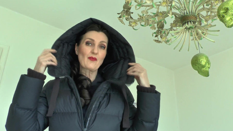 Lady Victoria Valente: Test zamka błyskawicznego na ciemnoniebieskim puchowym płaszczu, Lady Victoria Valente
