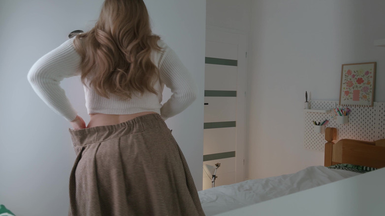 Mrs Wetslavs: Eine elegante ehefrau unterhält ohne ihren ehemann. Orgasmus fingern.