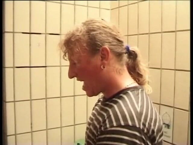 Out Sexxx: Een jonge blondine benaderd door een man, hard in het...