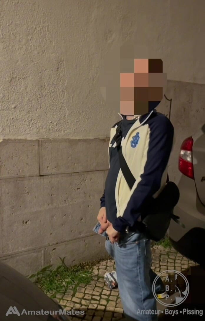 AmateurBoysPissing: Amador Garoto Tirando Seu Pau Gordo Do Jeans E Mijando...