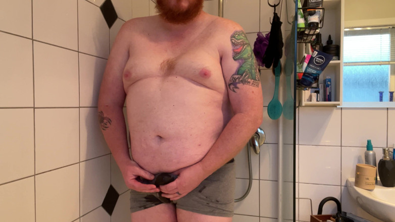 Ginger daddy: Ginger papai faz xixi em calcinha