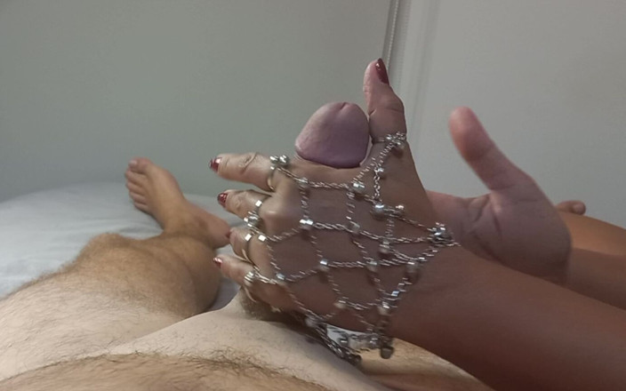 Handjob Passion: Tante seksi asia dengan kuku merah lagi asik ngocok kontol...