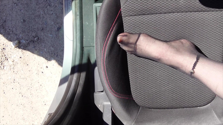 Footfetish: Füße Von Nylonjunge in Strumpfhose Im Auto