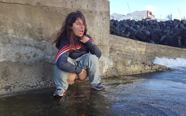Pissing Everywhere: Uma fofa expressiagirl em um Macacão sentou-se para fazer xixi...
