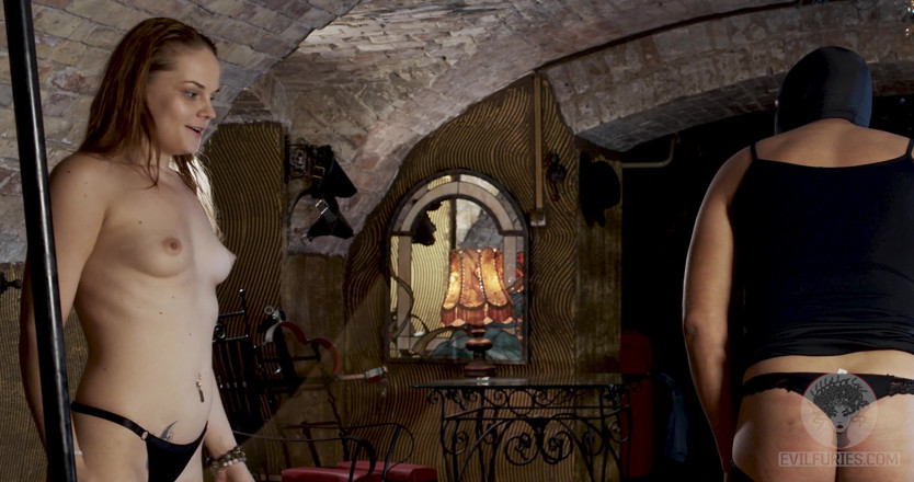 Cruel Furies Femdom: Lingerie aan