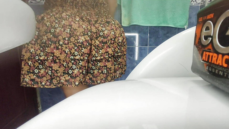Katrina4deluxe: Mujer descubre cámara en baño público grabando sus meando