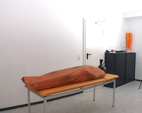 Rubber & Clinic Studio - 1ATOYS: Service spécial de pisse en caoutchouc