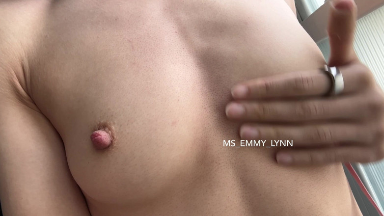 Ms_Emmy_Lynn: Senin için en sevdiğim sutyenini çıkariyorum: küçük memeler dik memeler