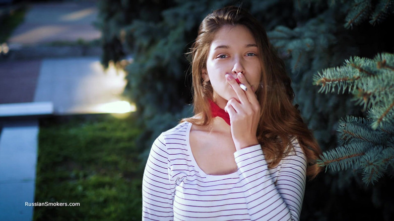 Russian Smokers: Ateşli Rus kız dalgalar ile sigara içiyor