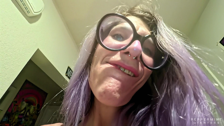 Peppermint Giantess: 6'7 Mama vitregă își stăpânește pierzătorul jalnic scurt - Uriașă cu vedere...