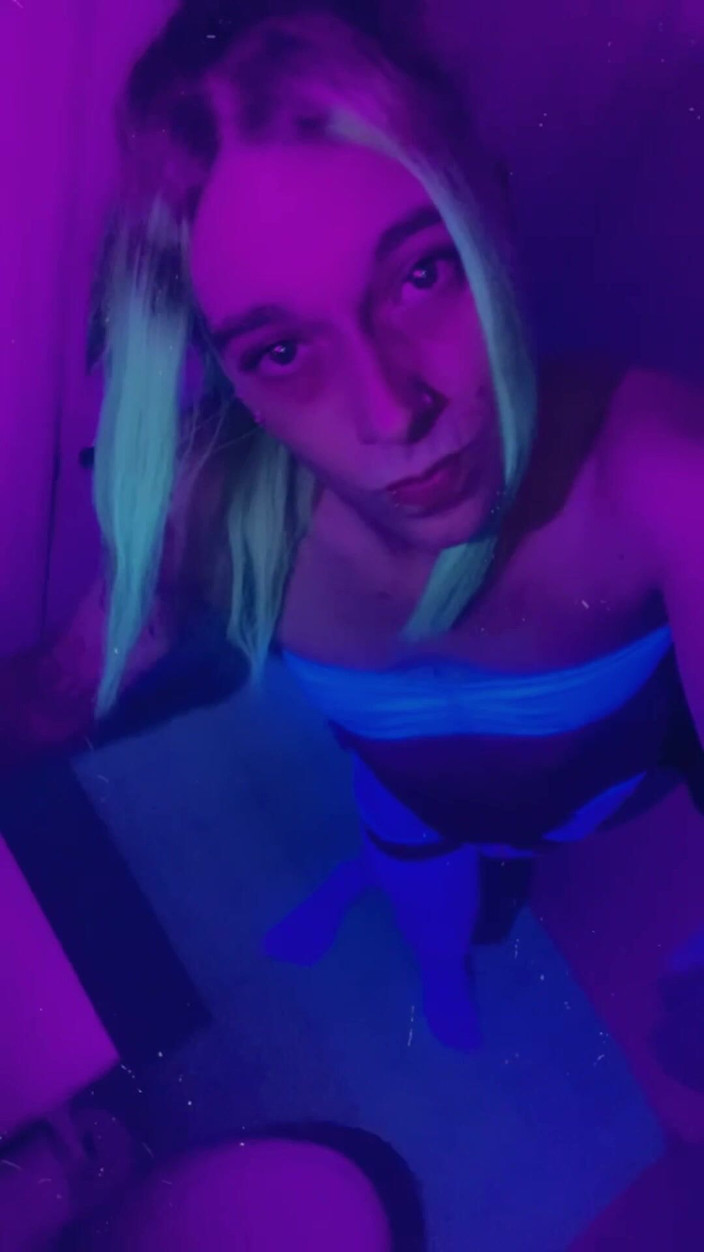CarmenMelatonin: Awek kelab seksi awak bersemut untuk berkongkek di rave