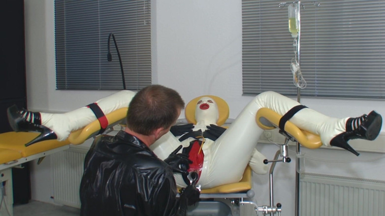 Rubber & Clinic Studio - 1ATOYS: Troia di gomma sul ginecologo parte 1