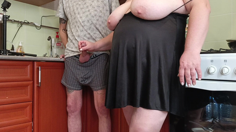 Zona901: Avant le déjeuner, une voisine me branle la bite en éjaculation
