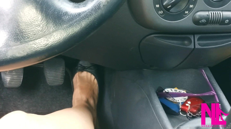 Nyllady: Revving în Black Flats pe Desculță