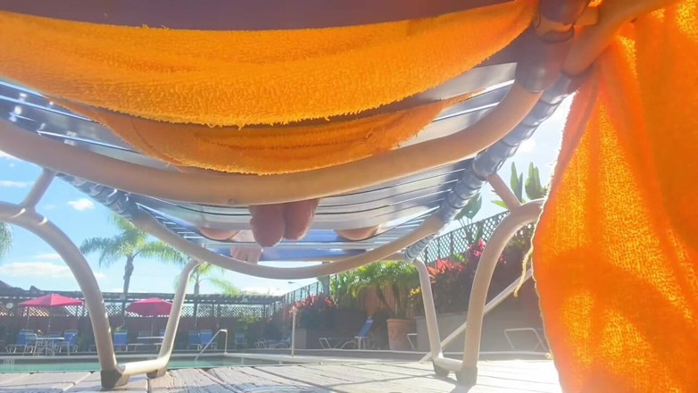 Hand-Free-Daddy-Chub: Éjacule secrètement à la piscine du Country Club sous sa chaise...