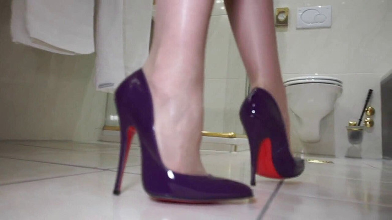 Lady Victoria Valente: Tacchi alti passi forti in bagno - clip fetish con i...