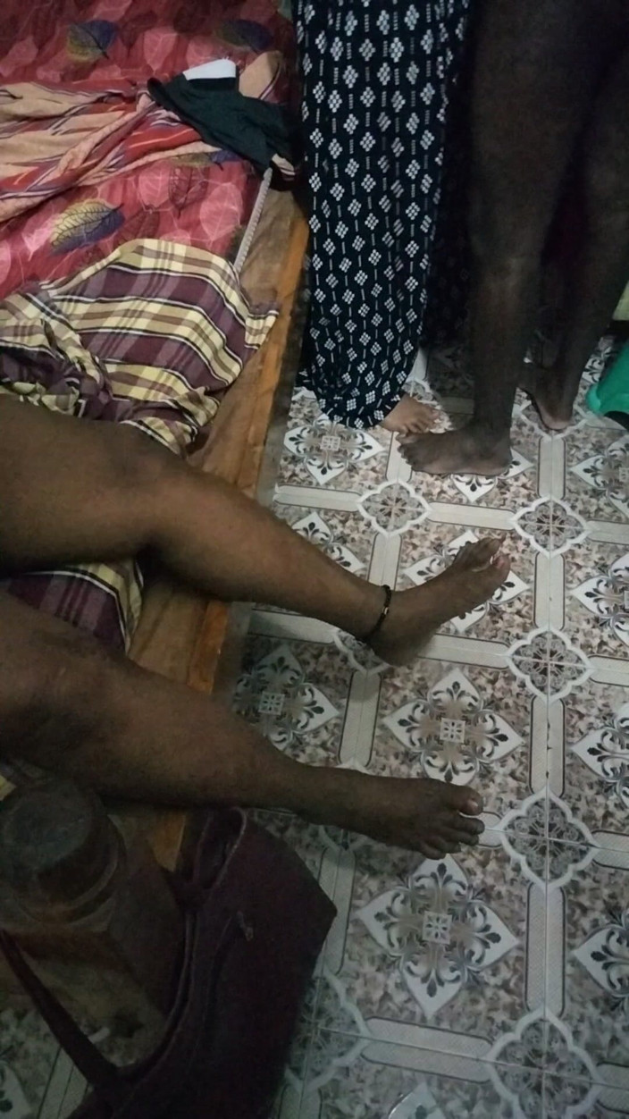 Tamil lesbian: Seins toucher, conversation torride