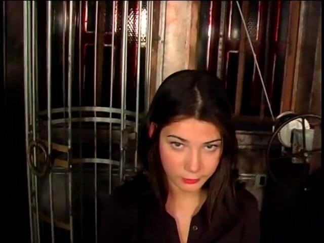 Dark Dungeon Secrets: Rauchende heiße brünette zieht sich für ihren meister aus