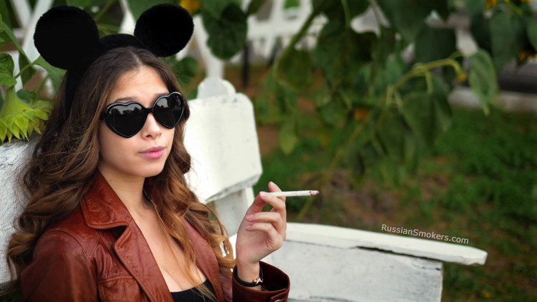 Russian Smokers: 햇볕 아래에서 담배를 피우는 관능적인 러시아 천사