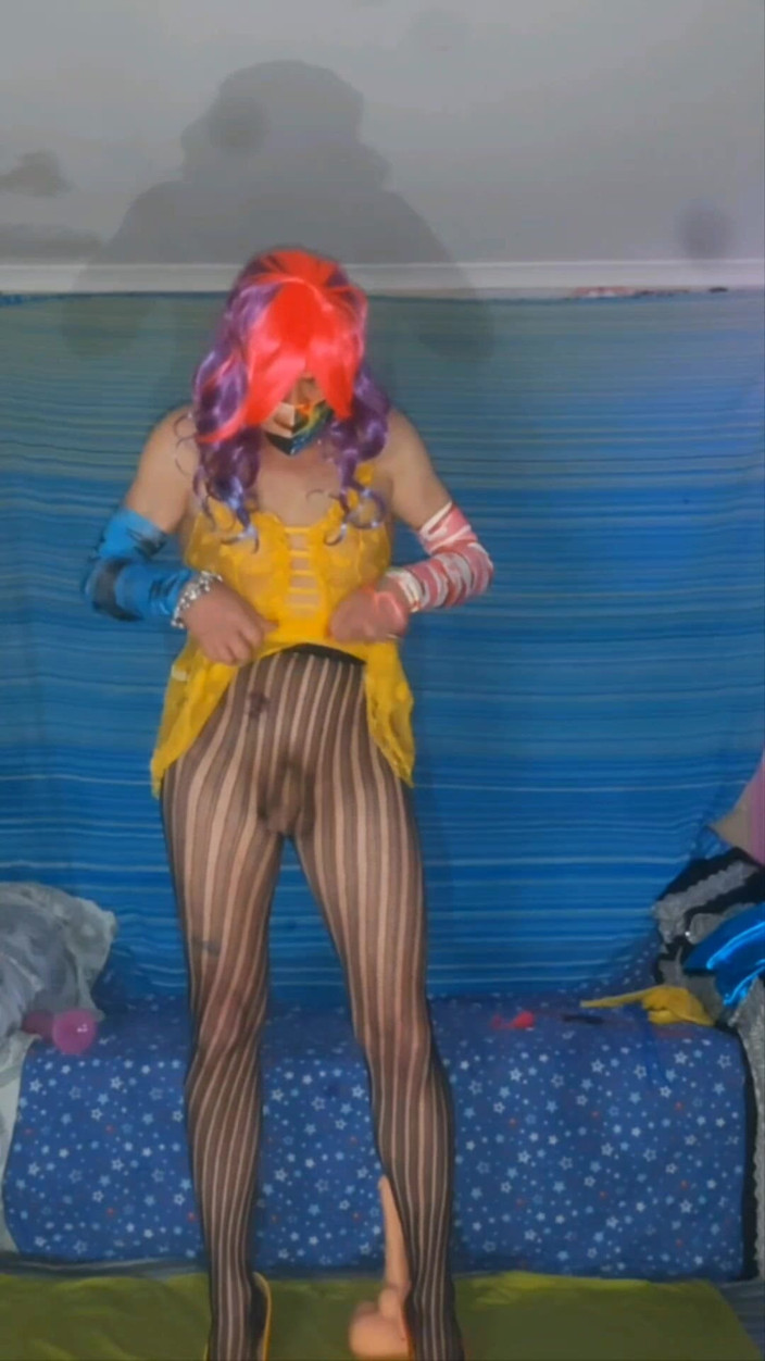 Lizzaali: Traje amarillo y pantimedias sexy provocando sobre la vista a...