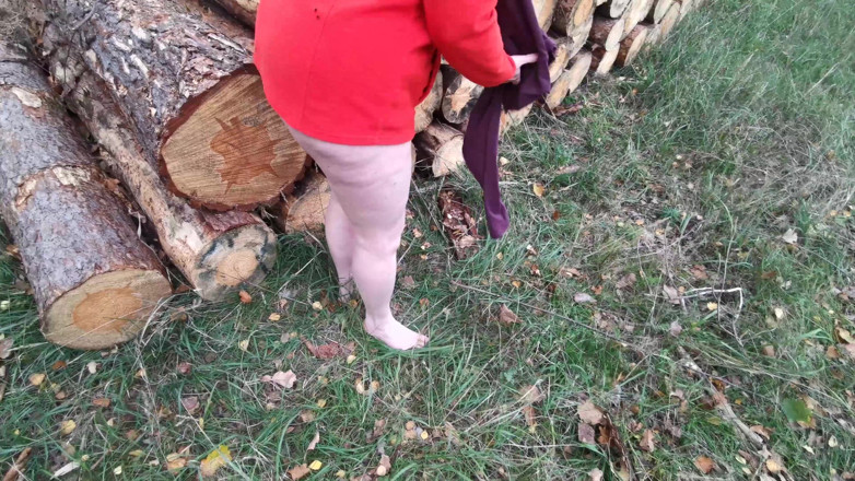 Bouncy Tits Action: Völlig nackte tittenbestrafung im wald