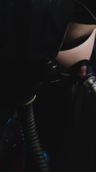 Náročné elektro sezení pro Gumovou děvku z Německa