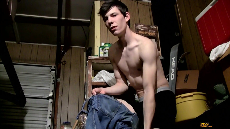Piss Twinks: Garajda işiyor ve boşalıyor