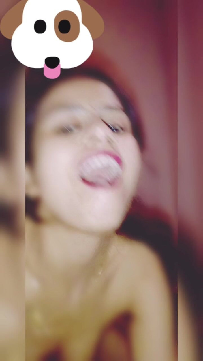 Hot Sis: Latika leva pau e desfruta de quatro