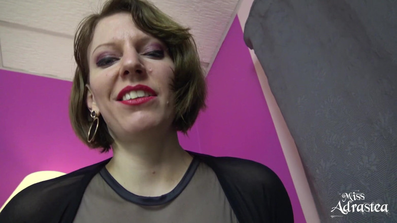 Miss Adrastea: Mijn nyloned kont op je schoot