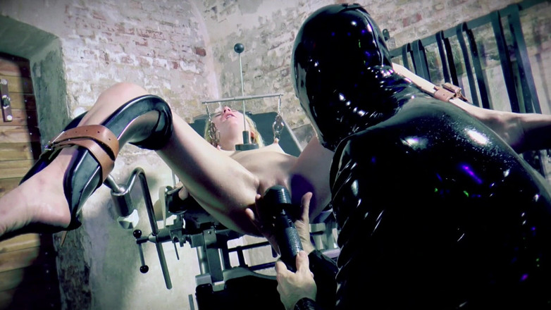 Fetish Artcore: Блондинка отримує покарання і дає жорсткий сквірт